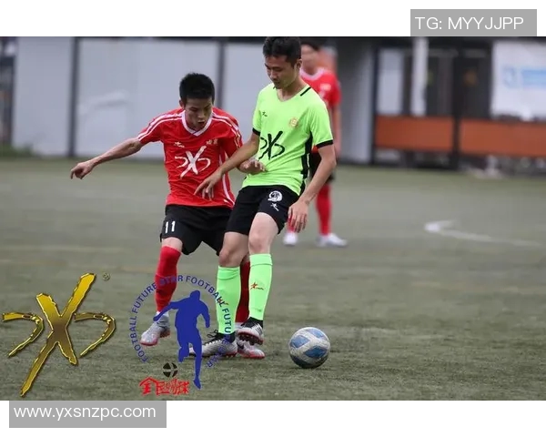 足球球星蹲姿拍照瞬间展现独特魅力与个人风采引发粉丝热议